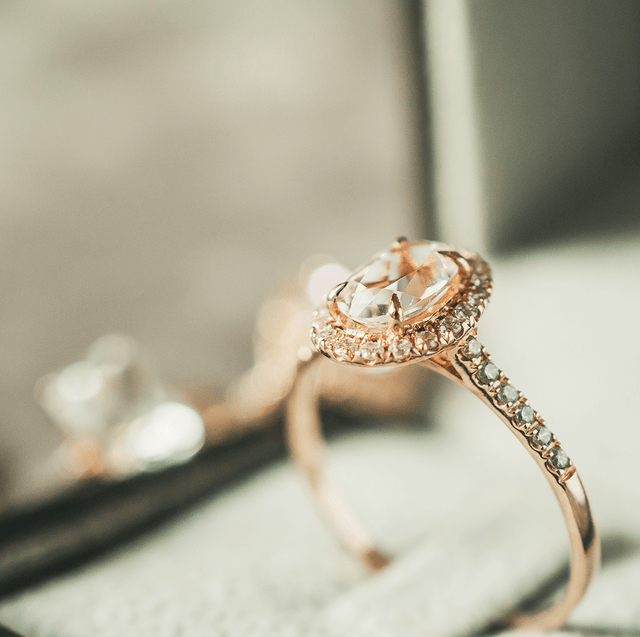 anillo de compromiso engastes en oro rosa
