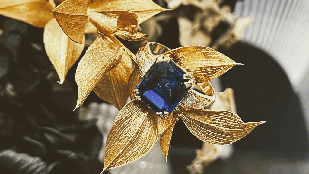 anillo de zafiro