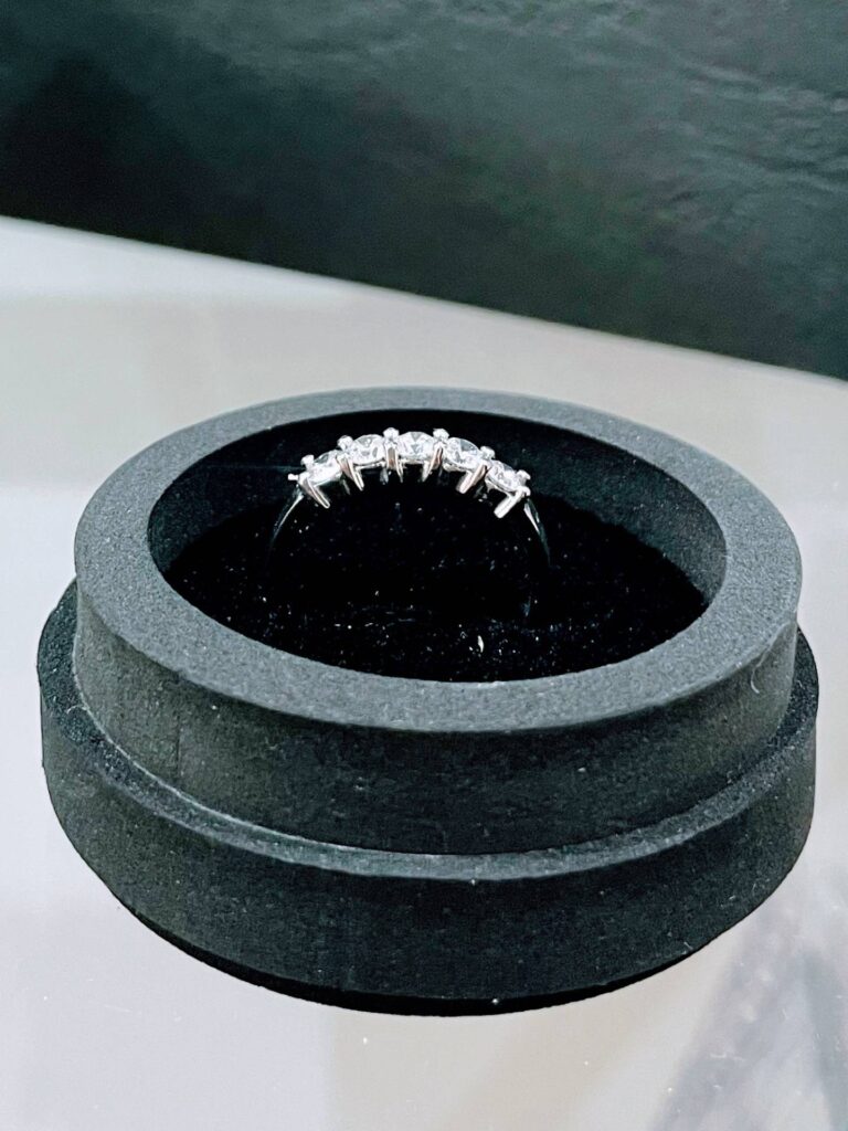 Anillo de oro quintillo con cinco diamantes