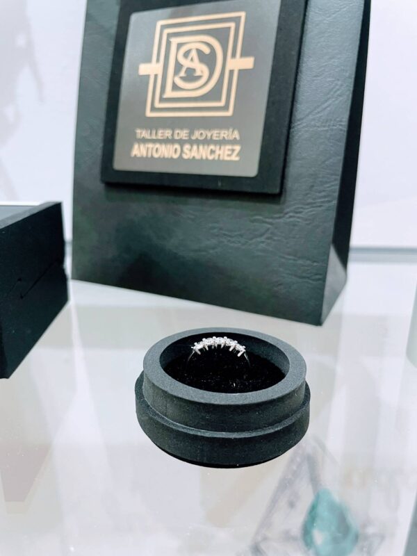 Anillo de oro quintillo con cinco diamantes