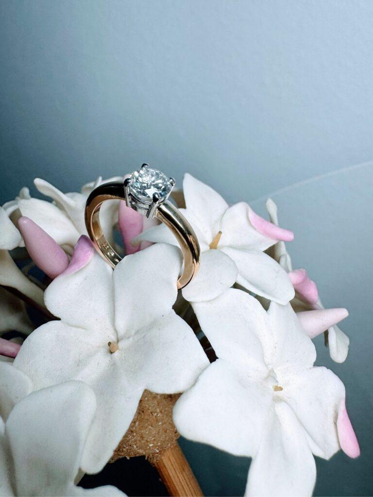 Anillo solitario de oro amarillo