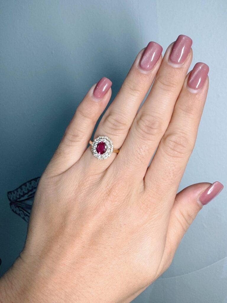 Anillo con rubí y brillantes