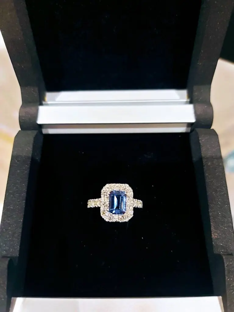 Anillo con tanzanita y brillantes