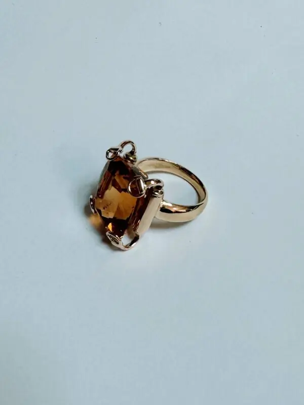 Anillo con topacio naranja y oro amarillo