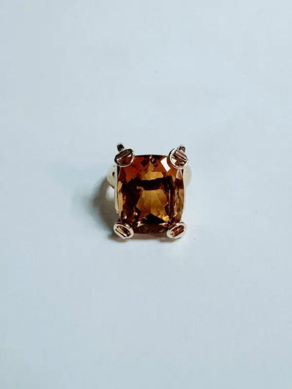Anillo con topacio naranja y oro amarillo