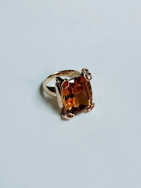 Anillo con topacio naranja y oro amarillo