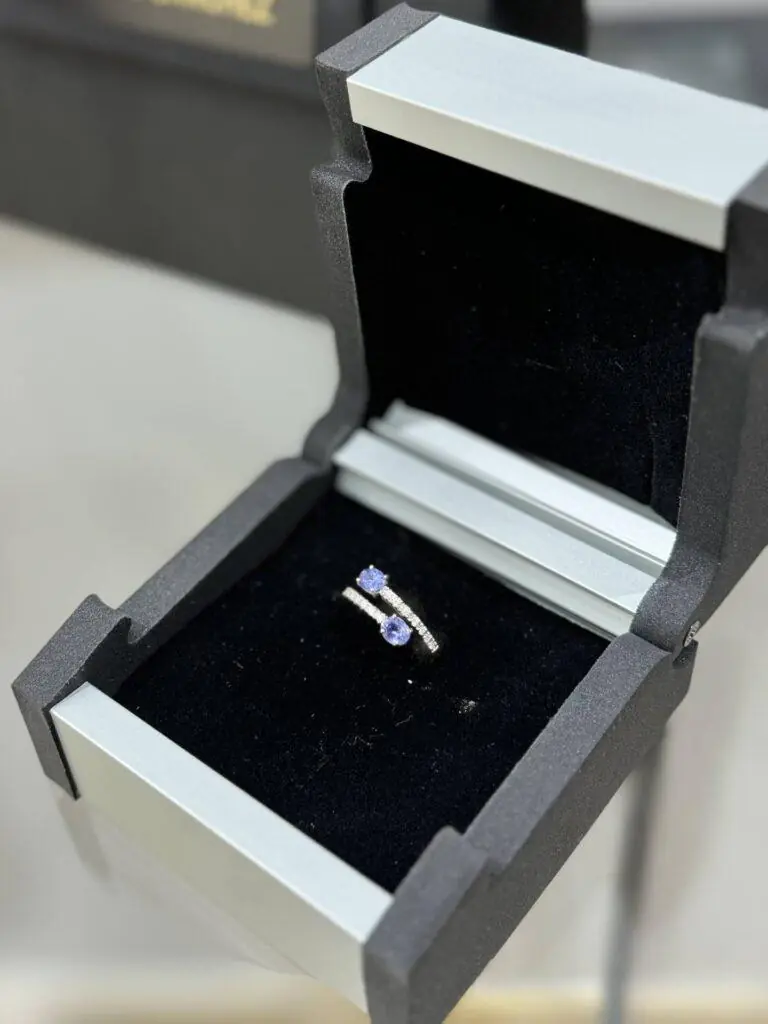 Anillo con zafiro de Ceylán y brillantes
