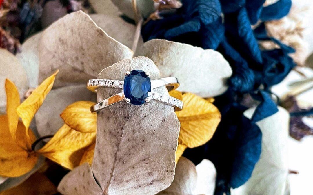El zafiro en los anillos de pedida: tradición, lujo y amor eterno