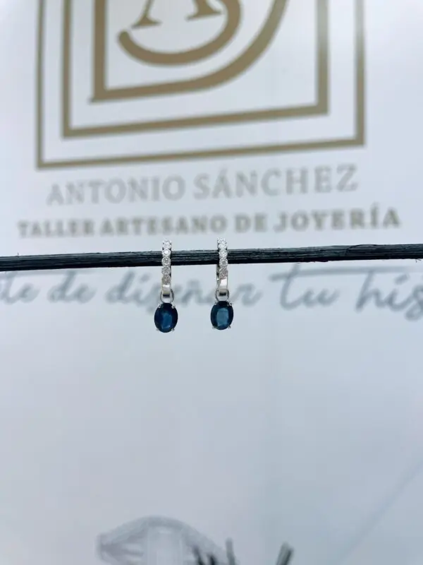 Pendientes de aros con zafiros y brillantes