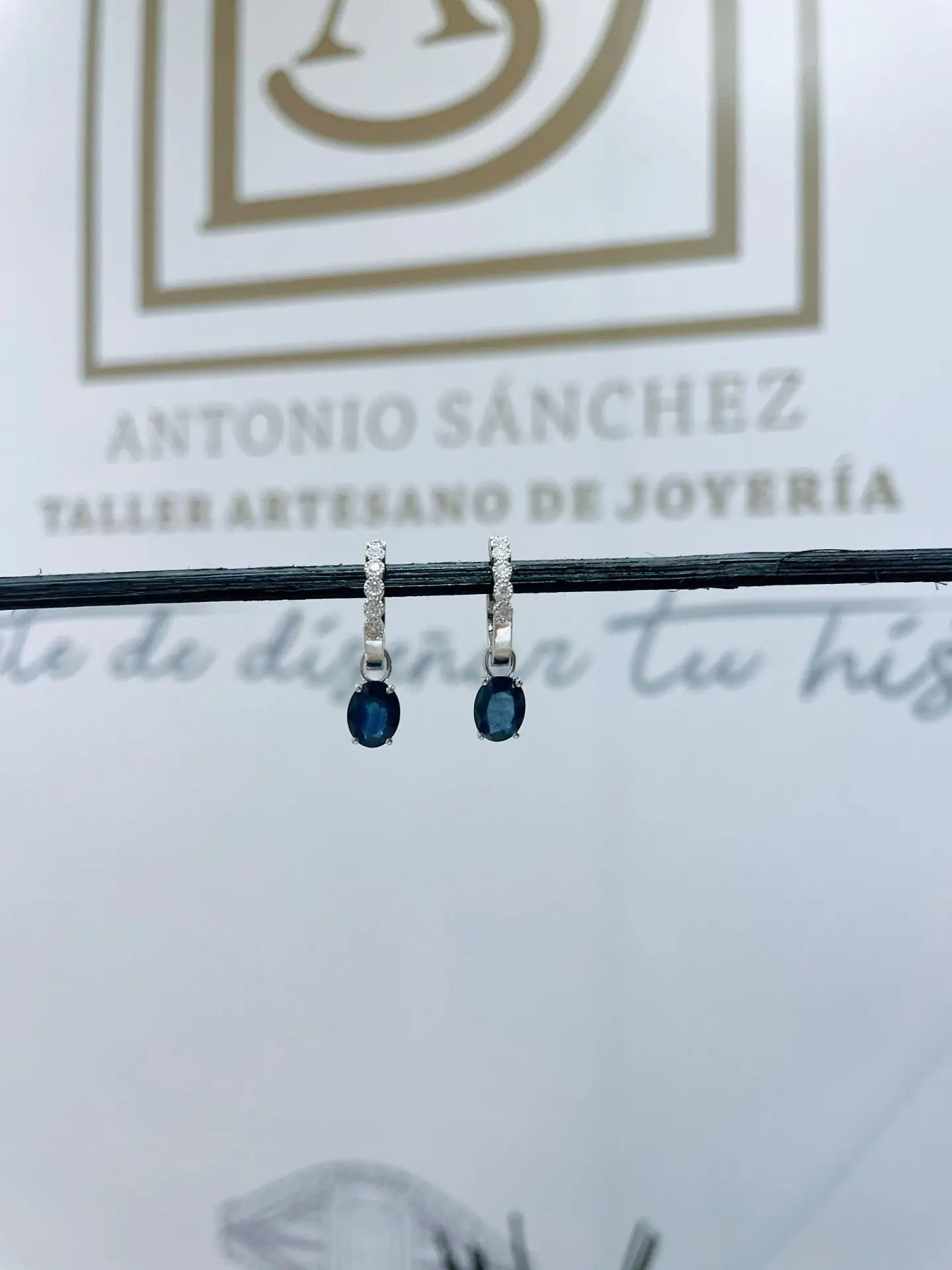 Pendientes de aros con zafiros y brillantes