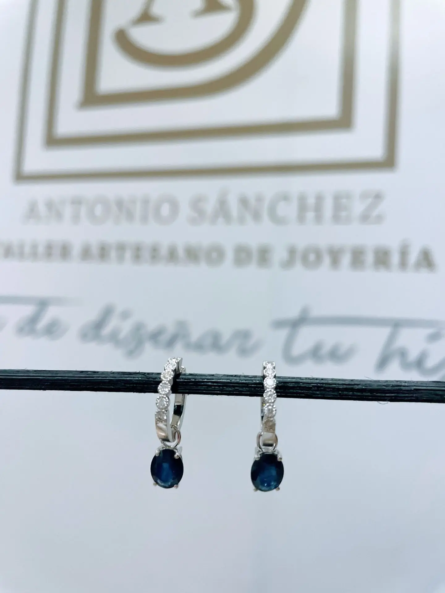 Pendientes de aros con zafiros y brillantes