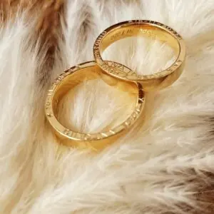 Alianzas de boda en oro amarillo y grabado especial