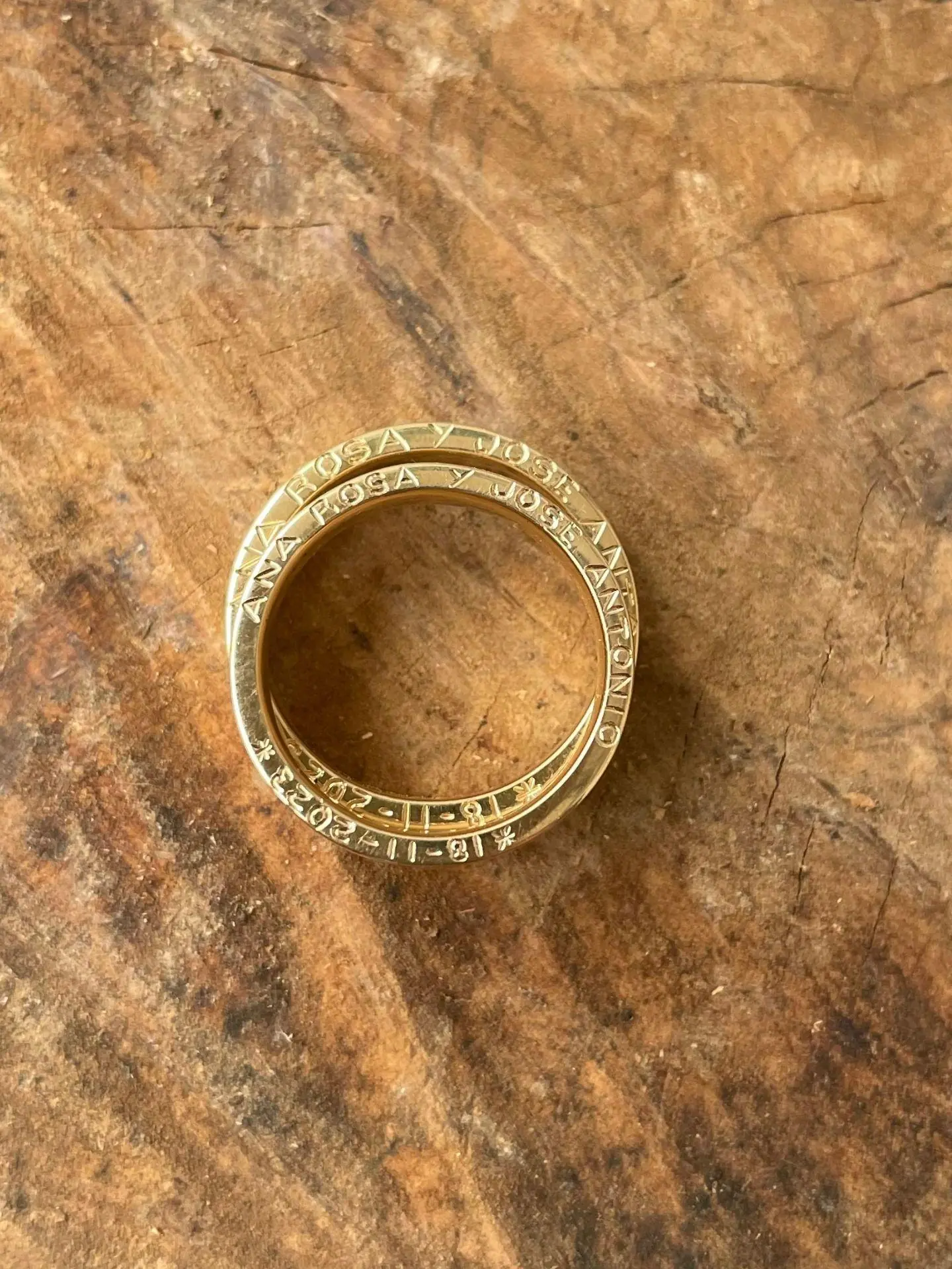 Alianzas de boda en oro amarillo y grabado especial