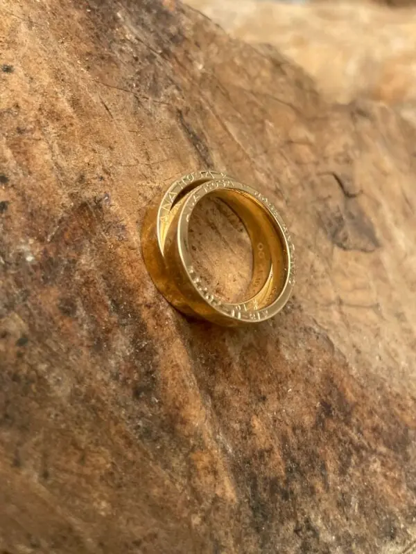 Alianzas de boda en oro amarillo y grabado especial