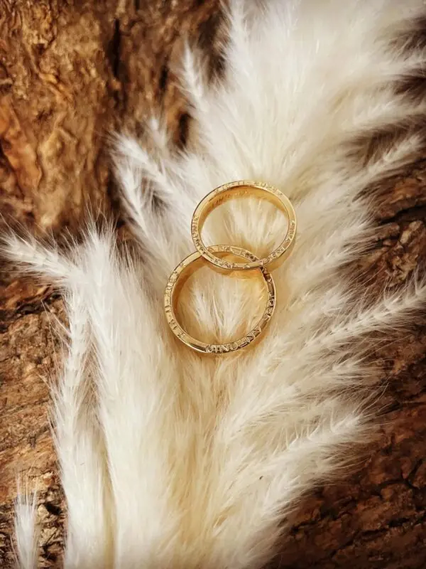 Alianzas de boda en oro amarillo y grabado especial
