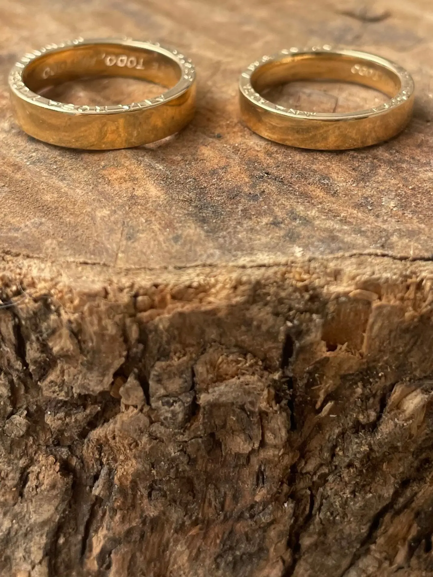 Alianzas de boda en oro amarillo y grabado especial