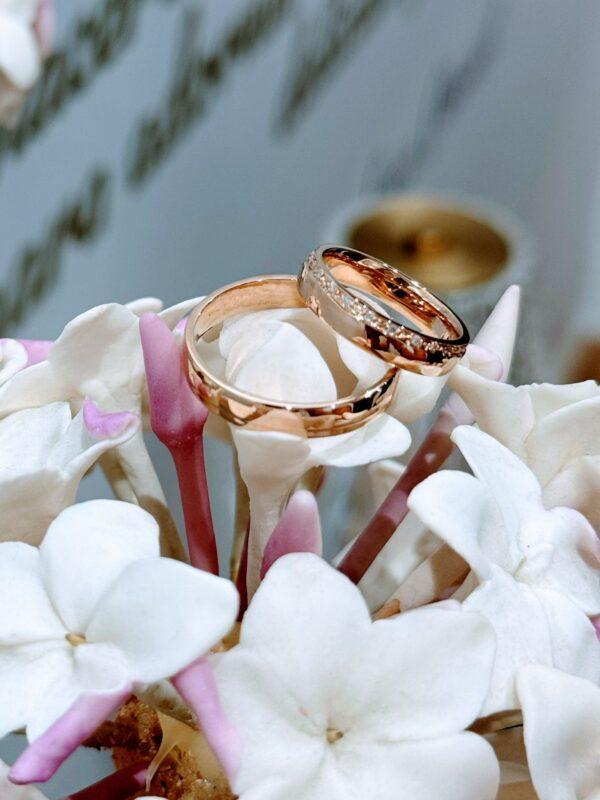 Alianzas de boda en oro rosa y brillantes