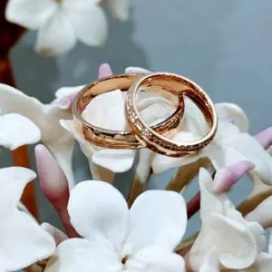 Alianzas de boda en oro rosa y brillantes