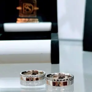Alianzas oro blanco con diamantes blancos y diamantes negros