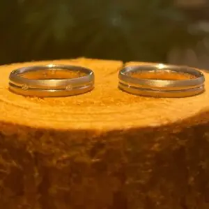 Alianzas de oro blanco línea eterna y brillantes
