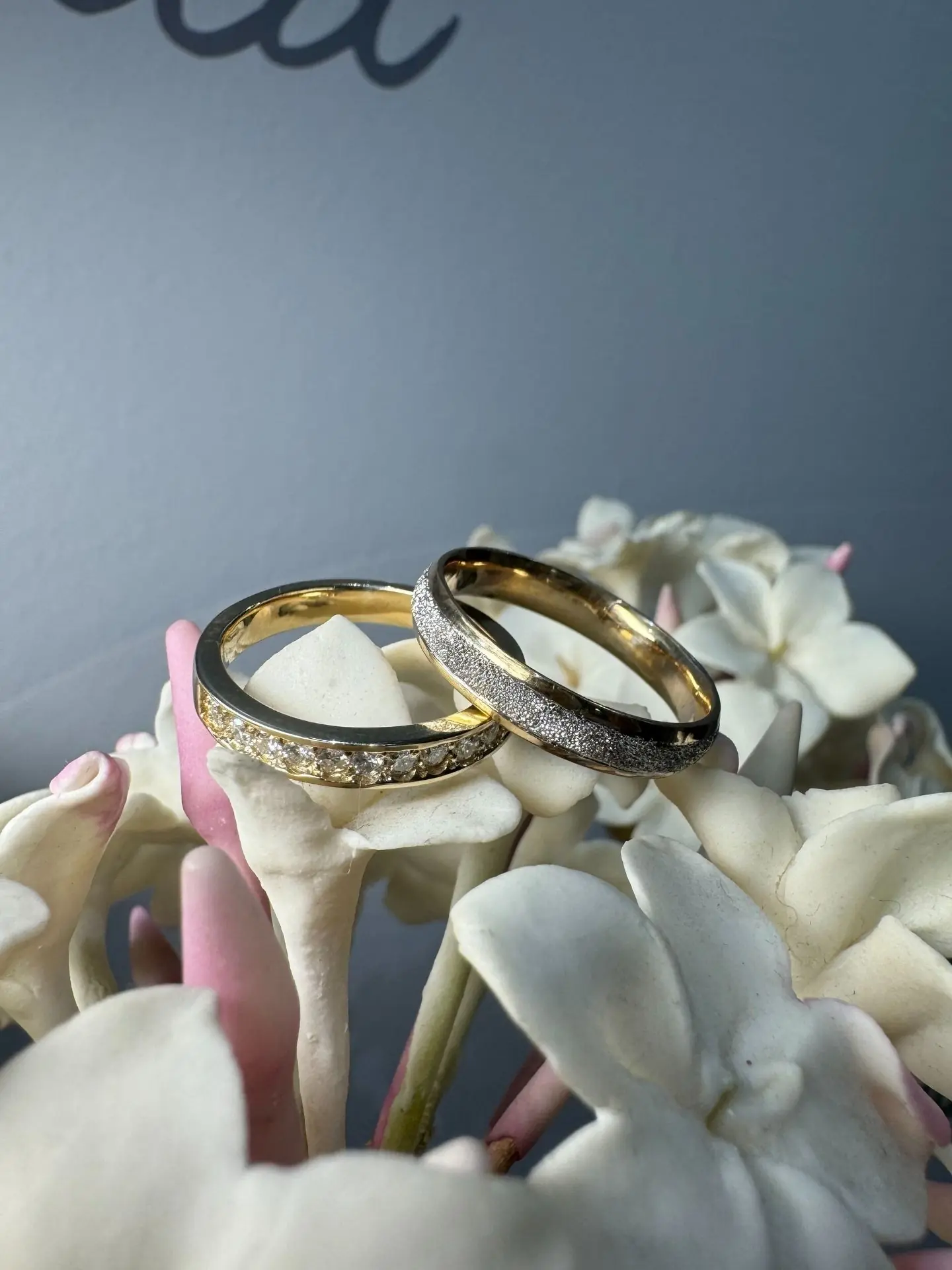 Alianzas vintage oro y brillantes
