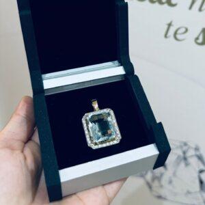 Colgante de oro con aguamarina y brillantes