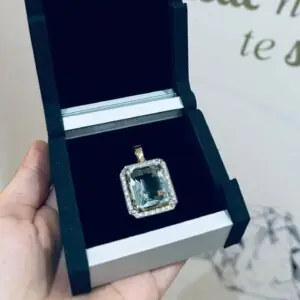 Colgante de oro con aguamarina y brillantes
