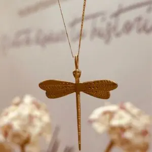 Colgante con libélula de oro de 18 quilates