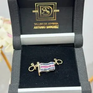 Colgante de oro 18 quilates con bandera insignia náutica
