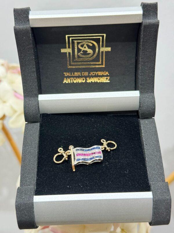 Colgante de oro 18 quilates con bandera insignia náutica