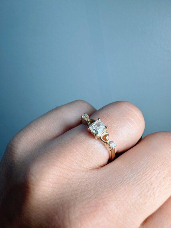 Anillo diamante y corazón