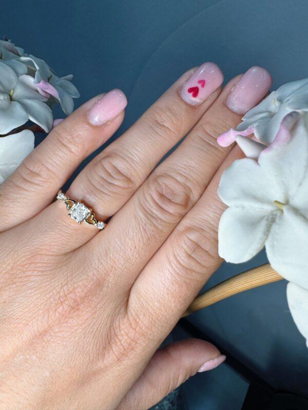 Anillo diamante y corazón