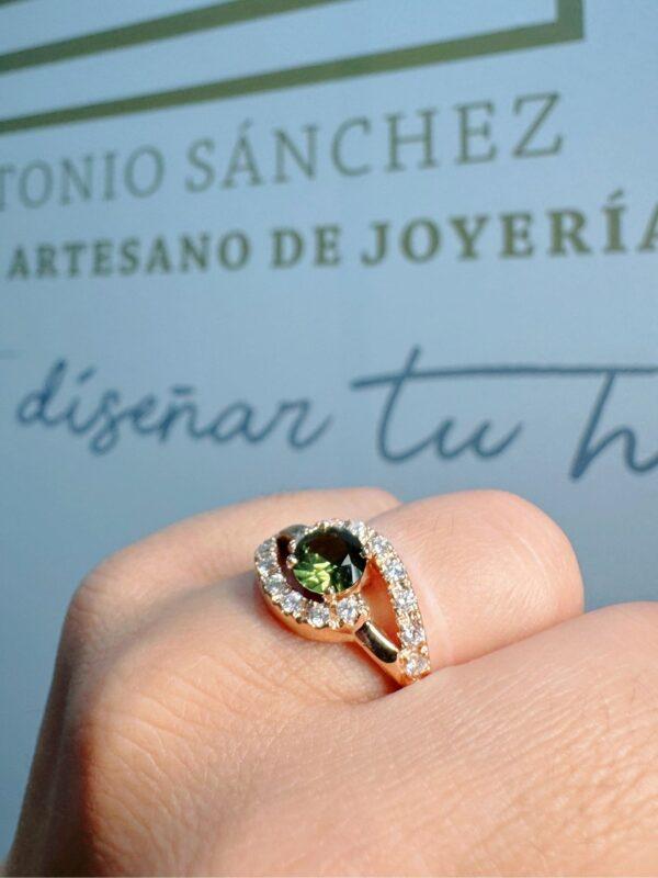 Anillo zafiro verde y brillantes