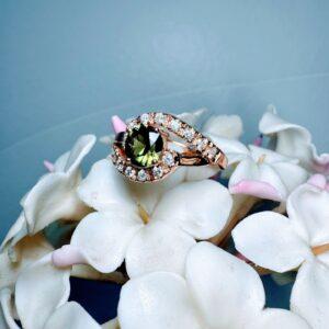Anillo zafiro verde y brillantes