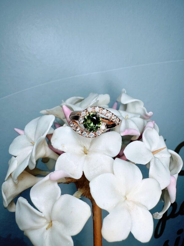Anillo zafiro verde y brillantes